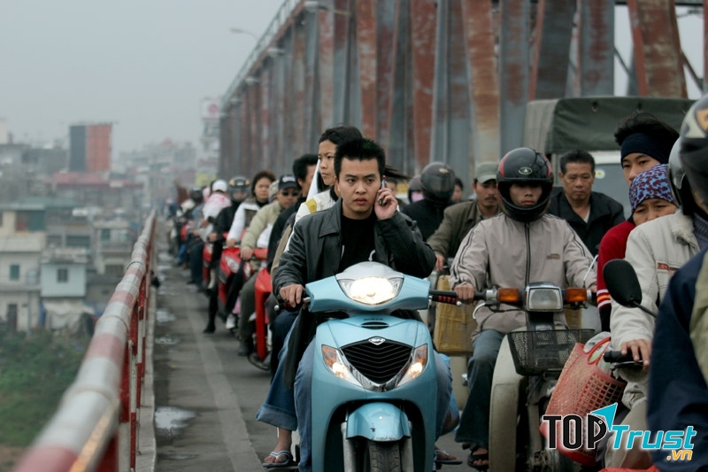 Vừa đi xe vừa nghe điện thoại