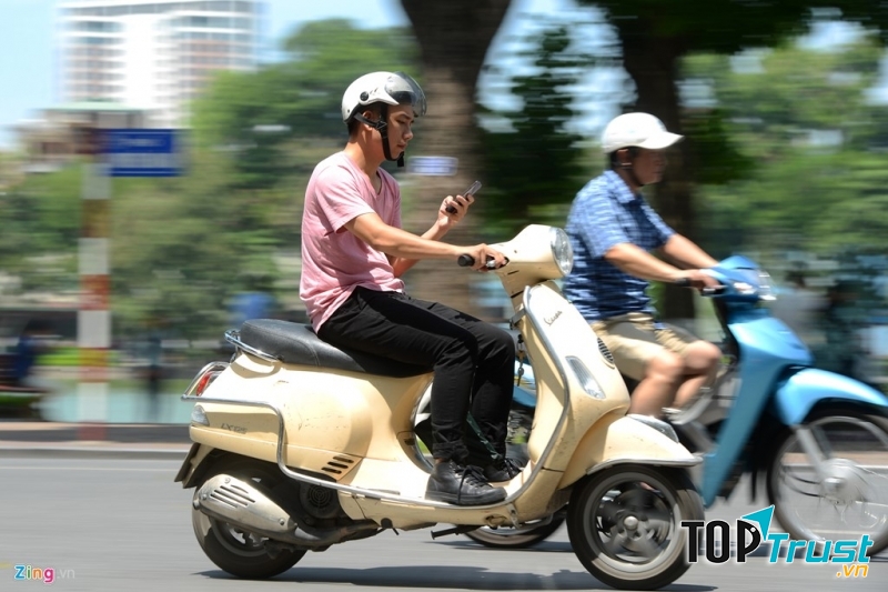 Thế này mà có xe cắt ngang qua thì phản ứng kiểu gì nhỉ?