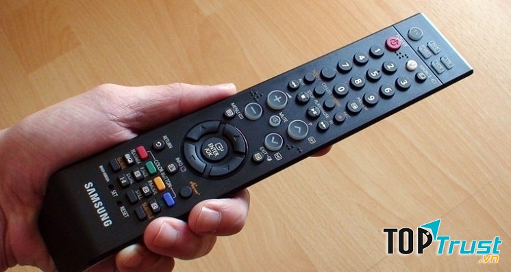 Dùng điều khiển tivi cũng là 1 cách