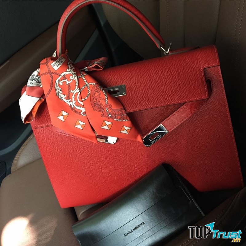 Tránh dây các sản phẩm xịt tóc nên túi