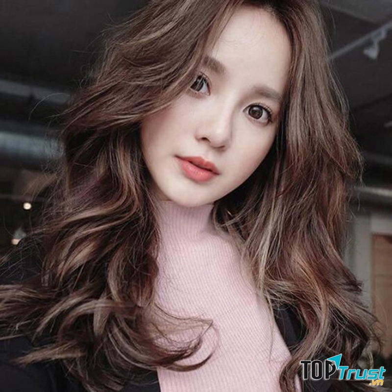 Dùng gel giữ nếp tóc xoăn sóng nước