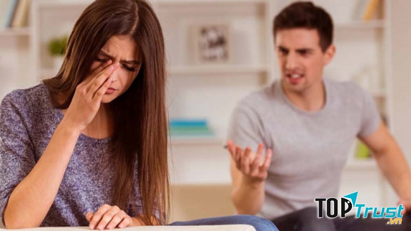 Đừng ghen tuông với cô ấy một cách vô cớ