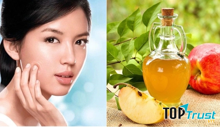 Giấm táo chứa nhiều vitamin A và C, hỗ trợ giữ ẩm cho da, cân bằng độ pH từ đó hạn chế da tiết dầu, trị thâm mụn hiệu quả.