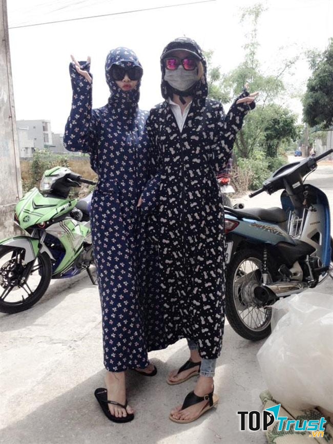 Bạn cần mặc kín, đội mũ và đeo kính mắt khi tiếp xúc với ánh nắng mặt trời