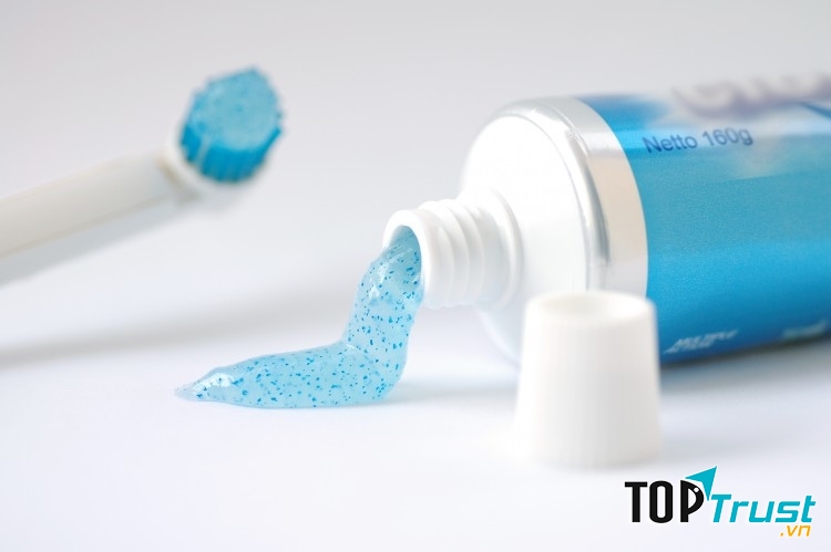 Flour trong kem đánh răng quá cao khiến răng bị xỉn màu