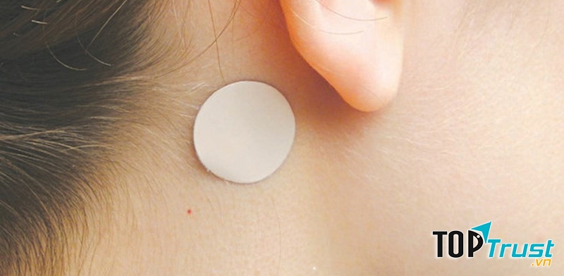 Khi dán vào da dược chất trong miếng băng dán sẽ thấm xuyên qua da để vào tĩnh mạch dưới da, vào máu cho tác dụng giảm kích thích, giảm co thắt, chống buồn nôn và nôn.