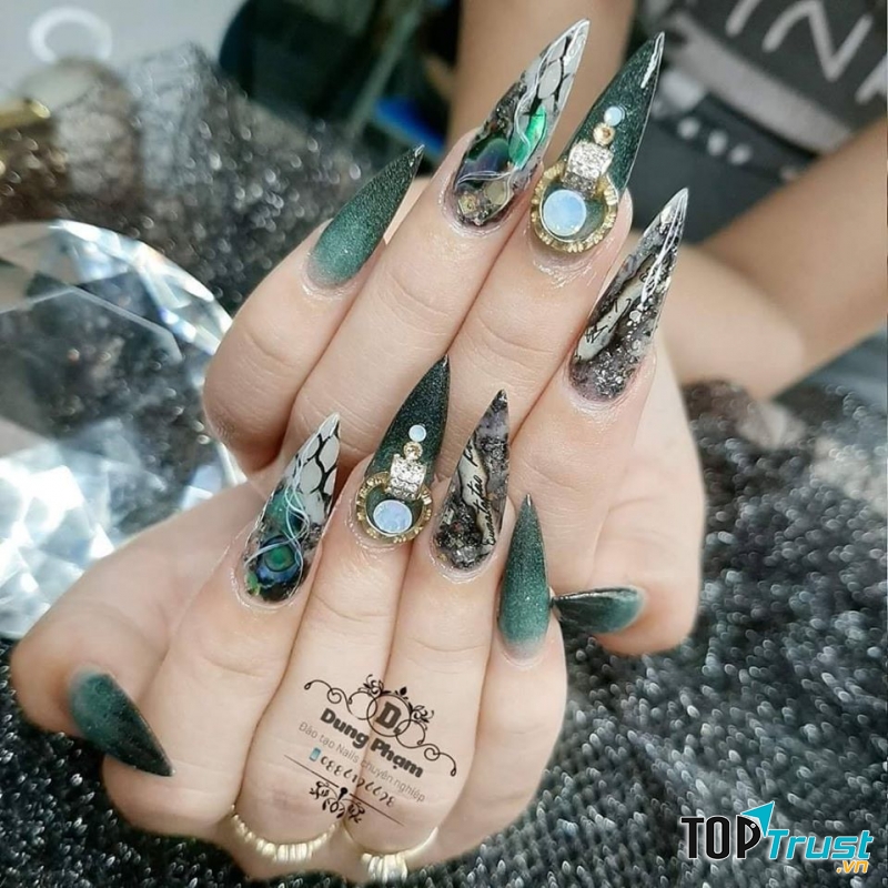 Dung Nails