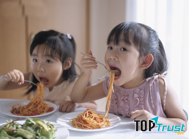 Hãy để bé tự xúc ăn