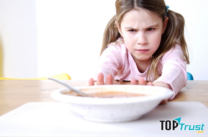 Không nên ép bé ăn khi bé không thích ăn
