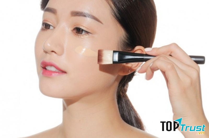 Dùng phấn phủ gam màu nhẹ cho khuôn mặt