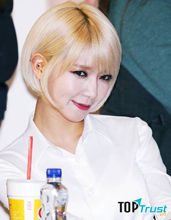 Nếu bạn sử dụng quá nhiều kem nền, gương mặt bạn sẽ bị dầy, mất tự nhiên