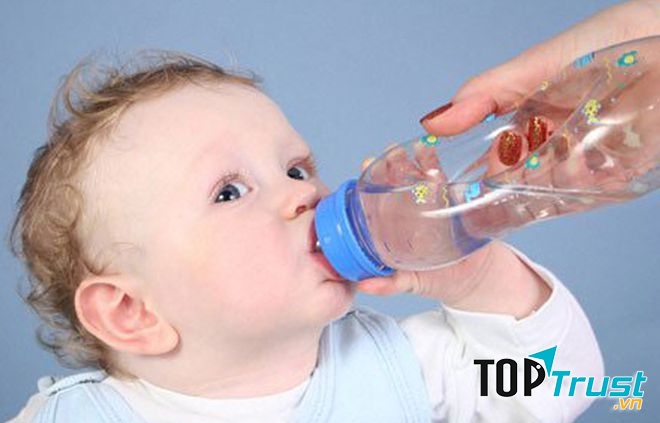 Trẻ uống nhiều nước giúp tăng khả năng miễn dịch