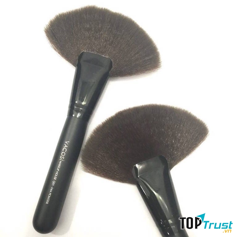 Cọ hình quạt để highlight phần gò má