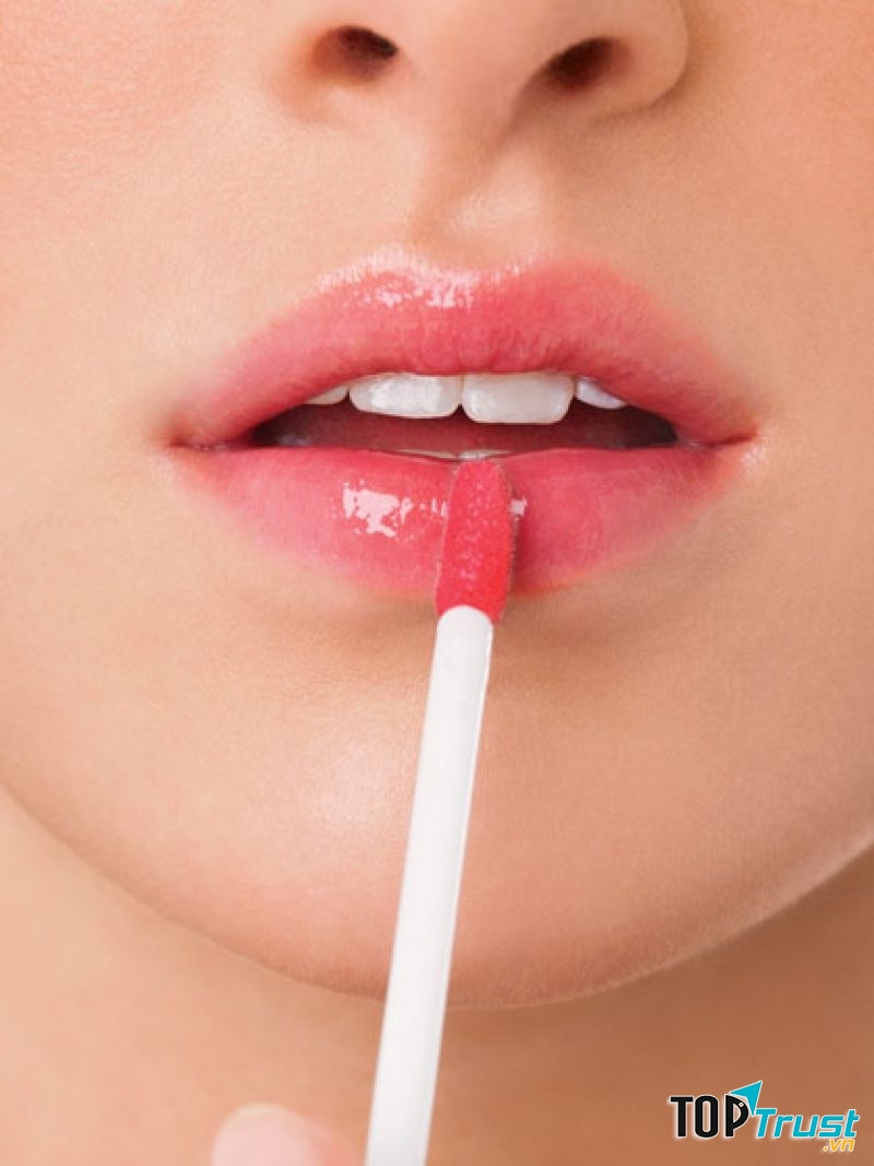 Dùng son bóng có màu