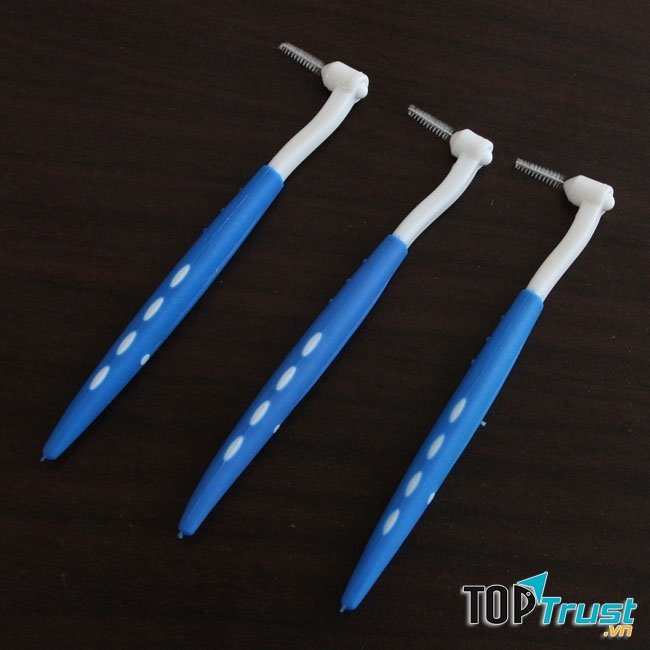 Dùng tăm nha khoa vệ sinh cổng cắm tai nghe