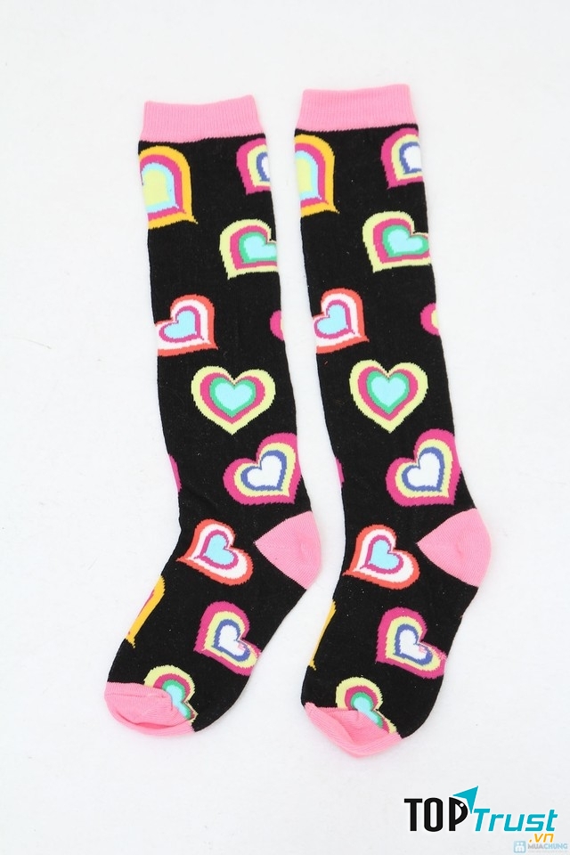 Dùng tất ướt quấn quanh mắt cá chân bé