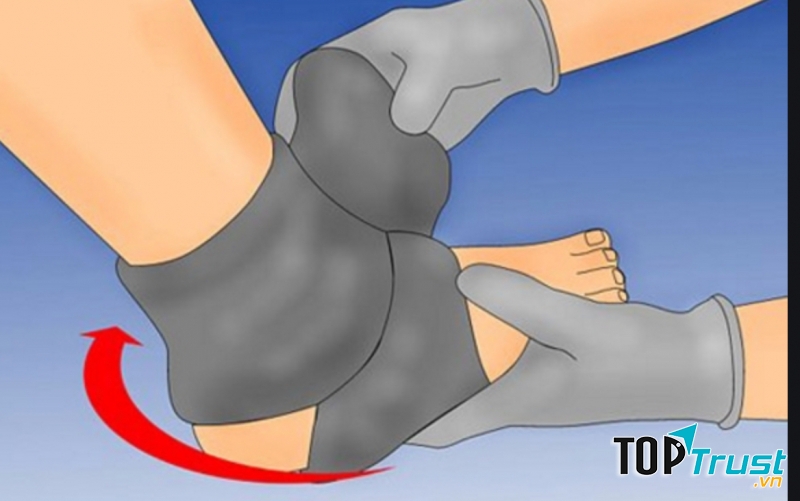 Dùng tất ướt quấn quanh mắt cá chân bé