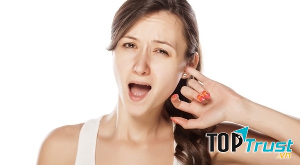 Ngoáy tai bằng tay sẽ gây viêm tai giữa