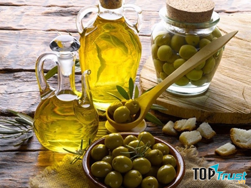 Dùng tinh chất dầu ô liu để se khít lỗ chân lông