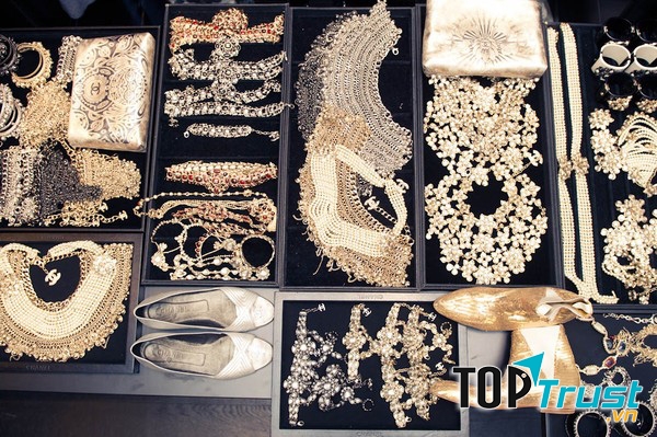 Dùng trang sức hoặc phụ kiện