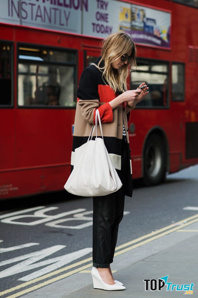 Hãy đứng trong khi đợi xe buýt