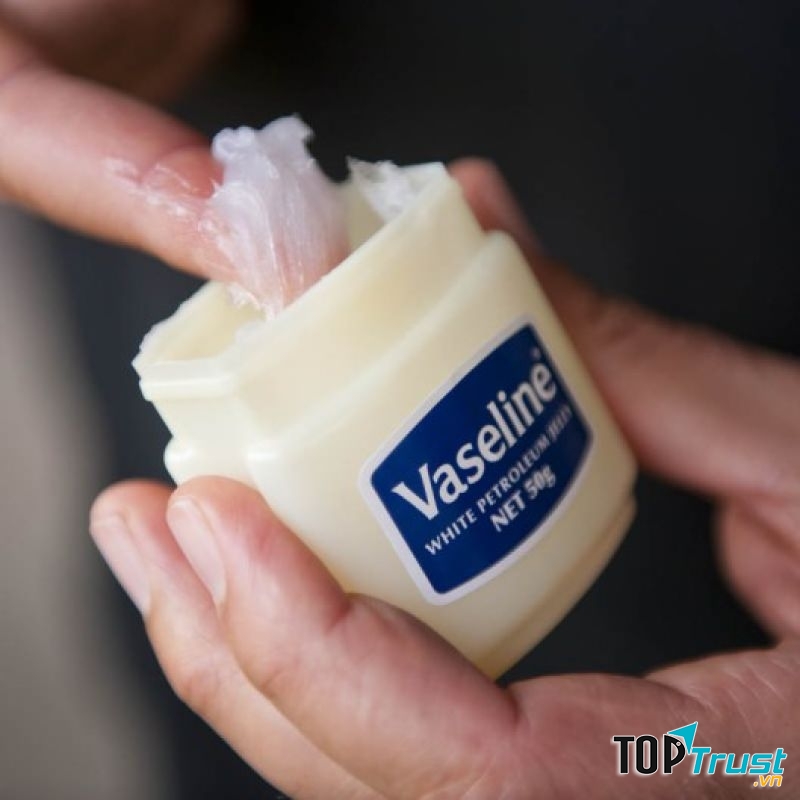 Dùng Vaselin hoặc dầu ăn