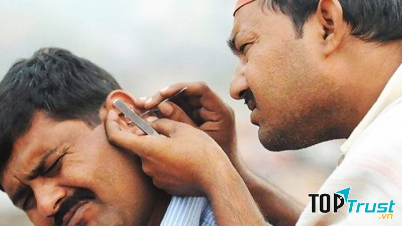 Dùng vật nhọn ngoáy tai làm tổn thương tai nghiêm trọng