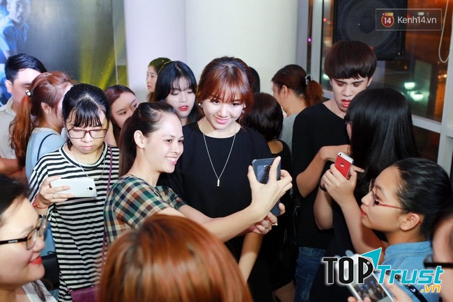 Không chỉ đám cưới mới đây của Hari Won và Trấn Thành mới được người hâm mộ săn lùng mà hầu như sau khi “về một đội”  với Trấn Thành thì tin tức về hai cô cậu này luôn trở thành tâm điểm của mọi mặt báo.