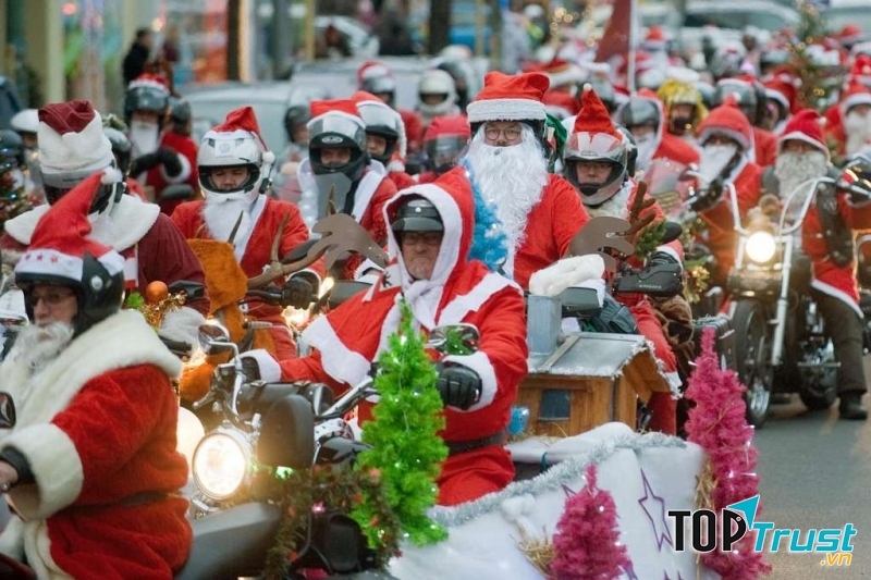 Đuổi theo ông già Noel ở Kussnacht (Thụy Sĩ)