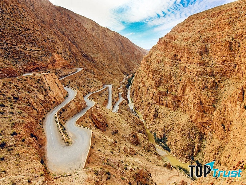 Đường Atlas Mountains – Morocco có chiều dài 188 km và có rất nhiều khúc cua quanh co và ngoặt