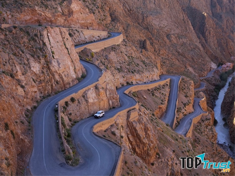 Đường Atlas Mountains – Morocco với vô số khúc cua và rẽ