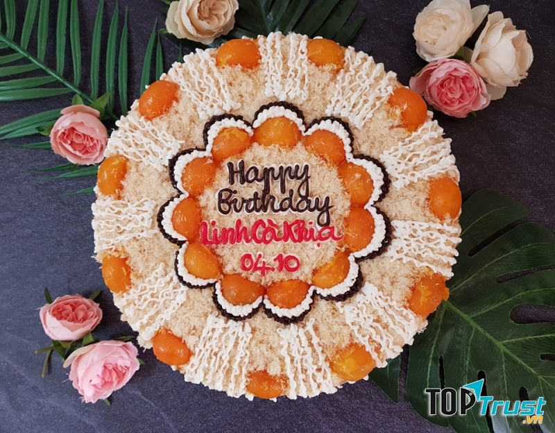 Bông lan trứng muối sinh nhật là sự kết hợp hoàn hảo giữa phần đế bánh mềm xốp cùng trứng muối mằn mặn, ăn một lần là mê ngay.