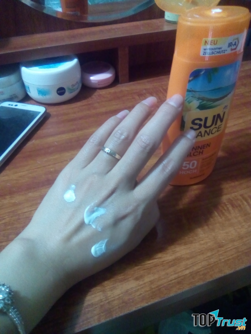 Bôi dưỡng và kem chống nắng thường xuyên cho da tay