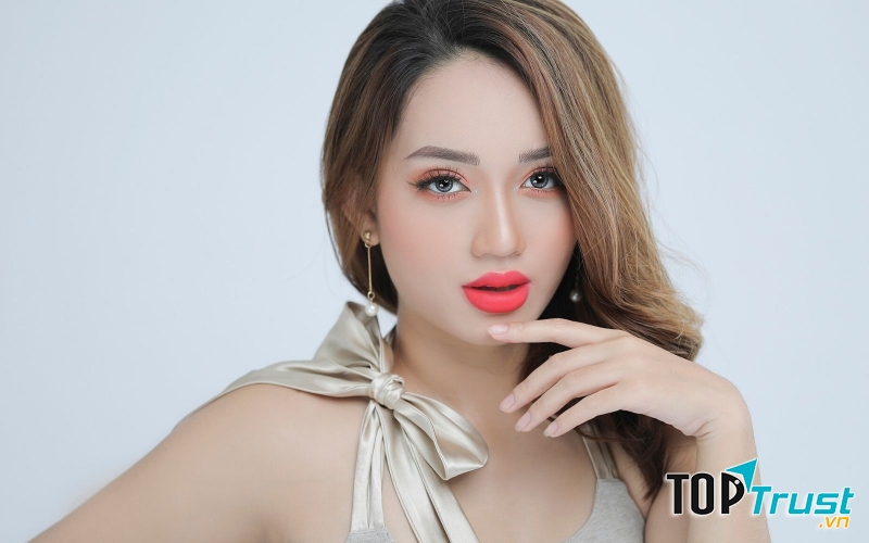 Dưỡng da vùng mắt.