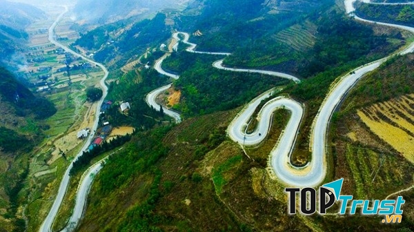 Mã Pí Lèng quả là con đường đầy hiểm trở....