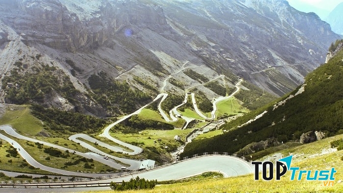 Đường đèo Stelvio ở  Italia