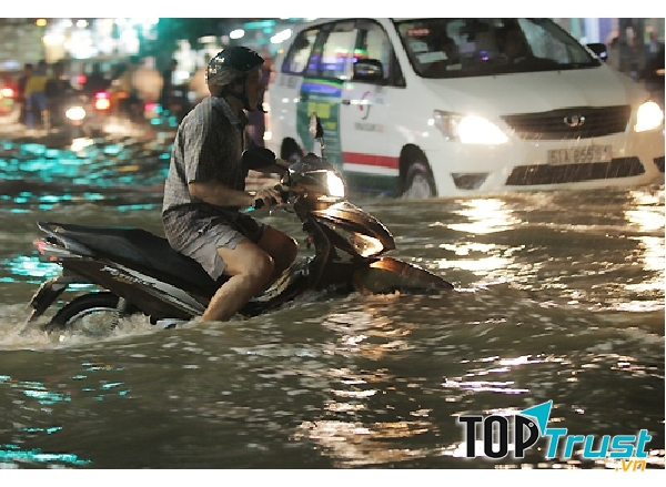 Đường Huỳnh Tấn Phát ngập đến nửa mét