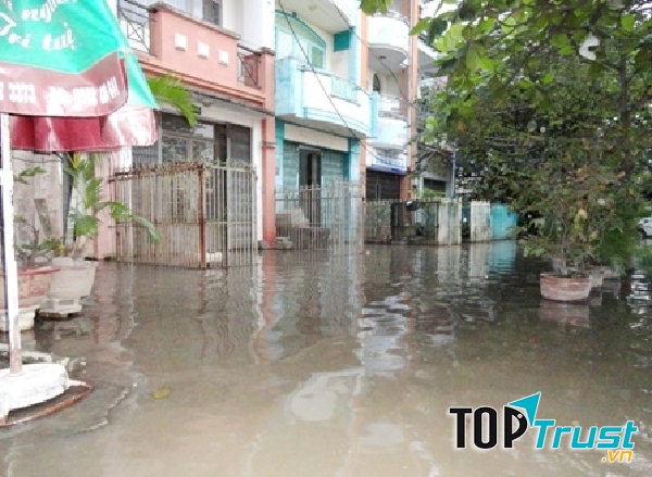 Người dân phường Hiệp Bình Chánh đoạn đường Kha Vạn Cân phải chịu cảnh nước mưa, nước cống, nước sông tràn vào nhà mang theo mùi hôi khó chịu