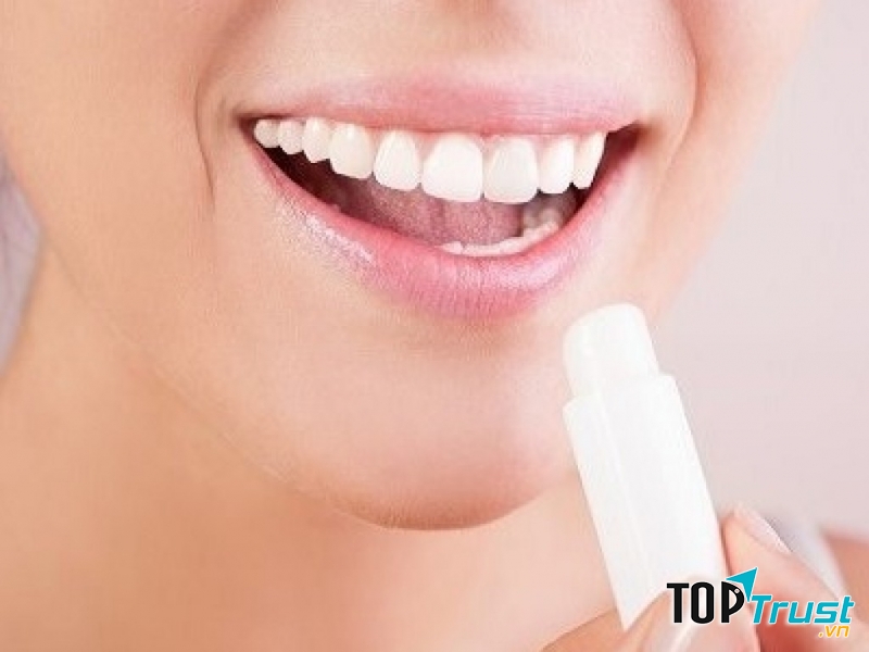 Bạn sẽ có cơ hội sở hữu làn môi mềm mại và hồng hào hơn với dầu thầu dầu