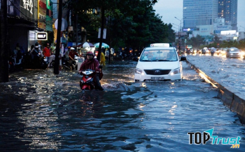 Đường Nguyễn Hữu Cảnh, Quận Bình Thạnh, TPHCM mênh mông nước sau trận mưa lớn