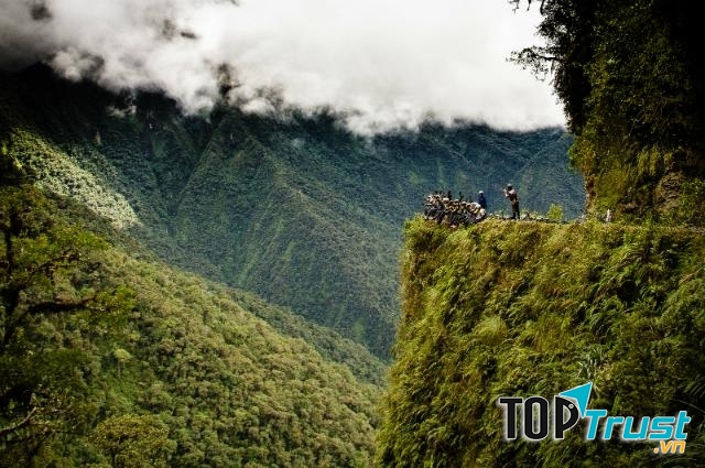 Đường Old Yungas – Bolivia còn được gọi là “cung đường tử thần” vì nó từng cướp mạng sống của hàng nghìn người