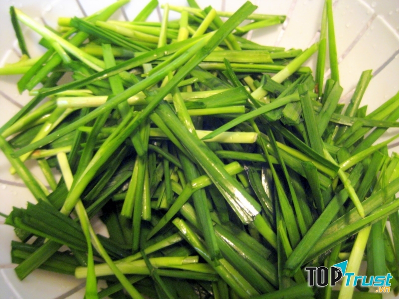 Lá hẹ chưng đường phèn