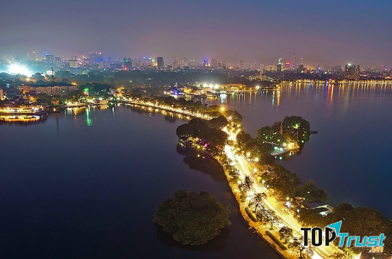 Đường Thanh Niên khi ánh đèn đã lên thêm phần lãng mạn. Ảnh sưu tầm.