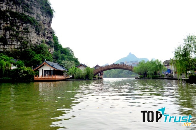Đường tình nhân có phong cảnh hữu tình, với từng đợt sóng biển vỗ bờ lãng mạn, không khí trong lành, dễ chịu kết hợp với những nét văn hóa đặc trưng của thành phố.