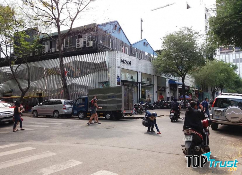 Những cửa hiệu thời trang trên đường Tôn Thất Thiệp