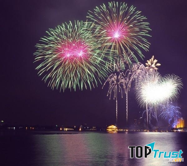 Từ những con đường ven Hồ Tây, bạn hoàn toàn được ngắm trọn vẹn những chùm pháo hoa đẹp nhất