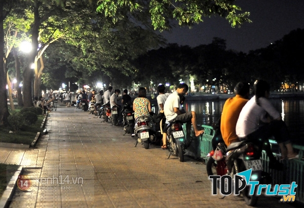 Dòng người đổ về quanh khu vực Hồ Tây rất đông