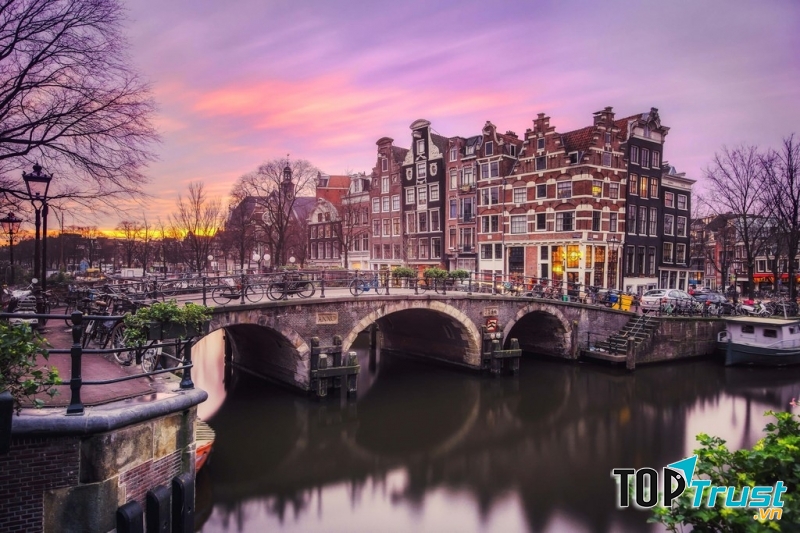 Những con đường ven kênh Brouwersgracht của thủ đô Amsterdam trở nên lãng mạn vô cùng, nhất là khi màn đêm phủ xuống