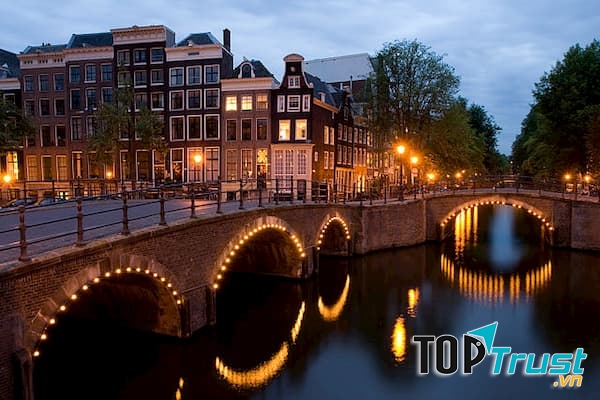 Đường ven kênh Brouwersgracht (Hà Lan)