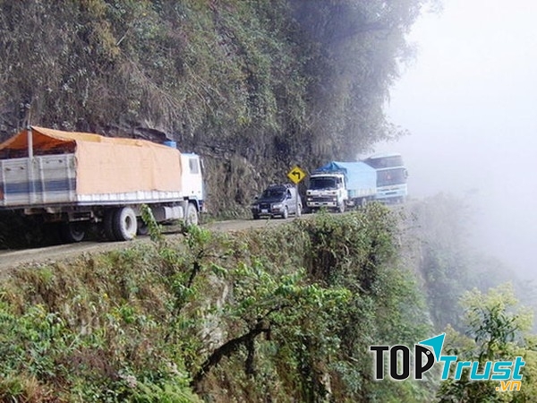 Đường Yungas ở Bolivia